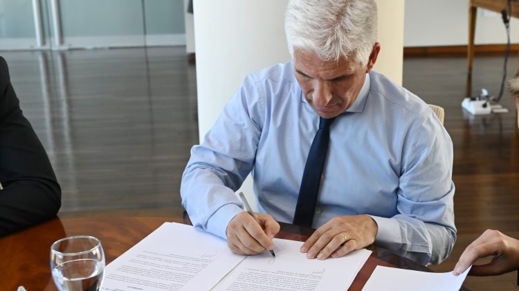 Poggi firmó el proyecto de Ley para celebrar el ‘Día del Maestro Rural Sanluiseño’ en noviembre