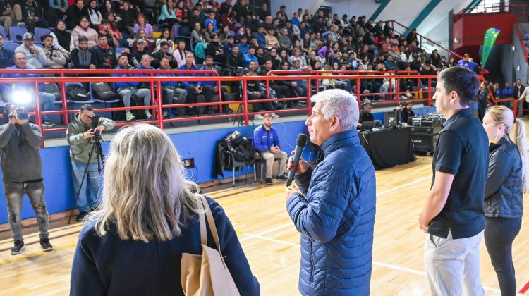 El Gobernador encabezó la primera capacitación de los Intercolegiales Deportivos