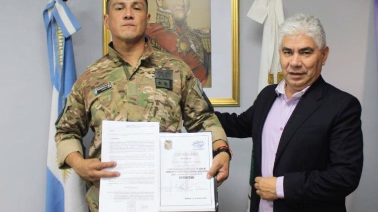 Reconocieron a un efectivo por participar como instructor en un curso sobre protección de personas