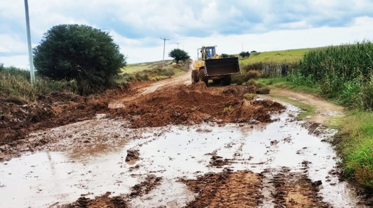 Vialidad Provincial reparó caminos no pavimentados en La Petra, Monte Carmelo y El Retamo