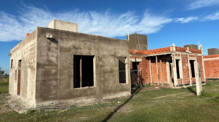Con más del 40% de avance, las viviendas de Santa Rosa reciben los primeros revoques