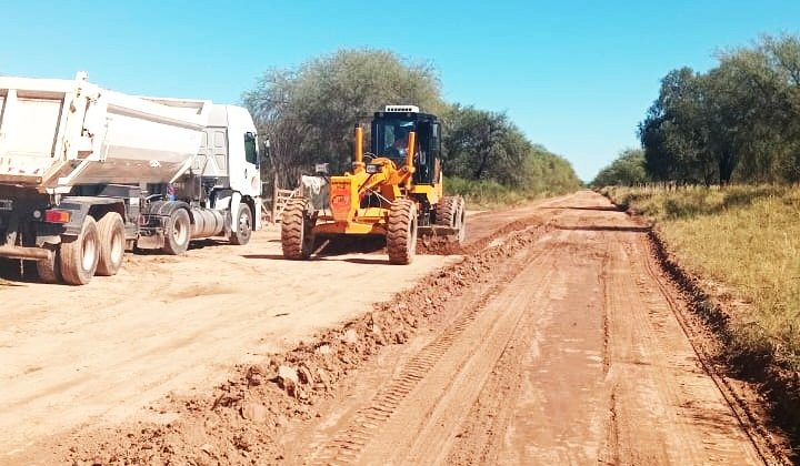 Vialidad Provincial repara caminos en Los Membrillos, El Cadillo, Los Quemados y Naranjo Esquino