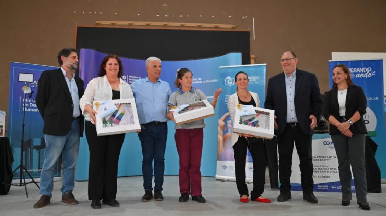 Poggi entregó insumos a cooperativas escolares de Villa de Merlo y Cortaderas