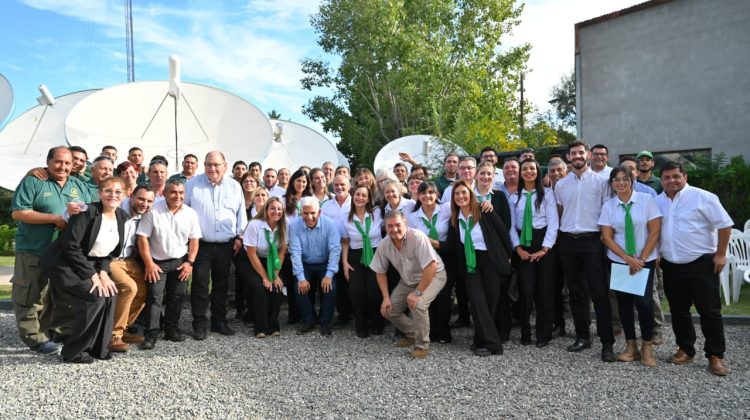 La Cooperativa Telefónica de Merlo colocó el cartel de ‘Cumplimos’ junto con el Gobernador