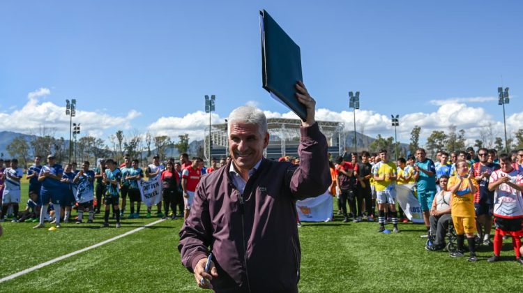 El Gobernador firmó la licitación para finalizar las obras en la Villa Deportiva