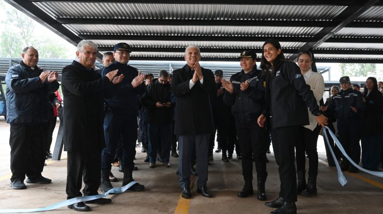 El Gobernador inauguró la puesta en valor de las cocheras y techos en la Jefatura de Policía