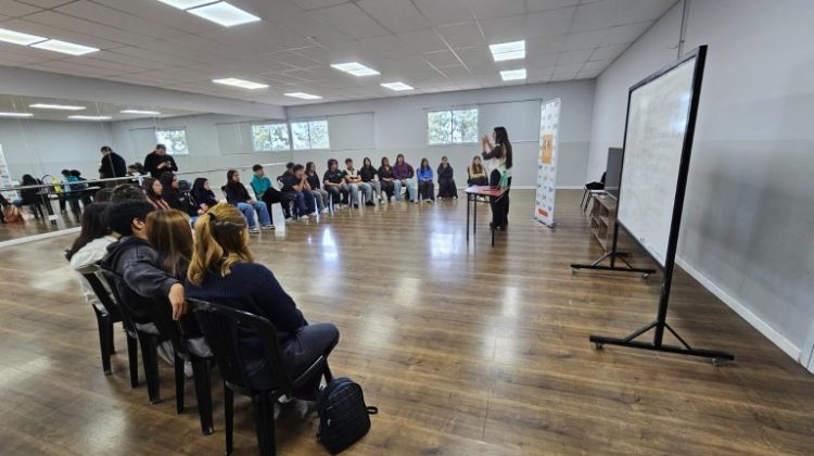 Capacitaron a estudiantes de la EPA N°11 en claves para comunicar sobre una problemática