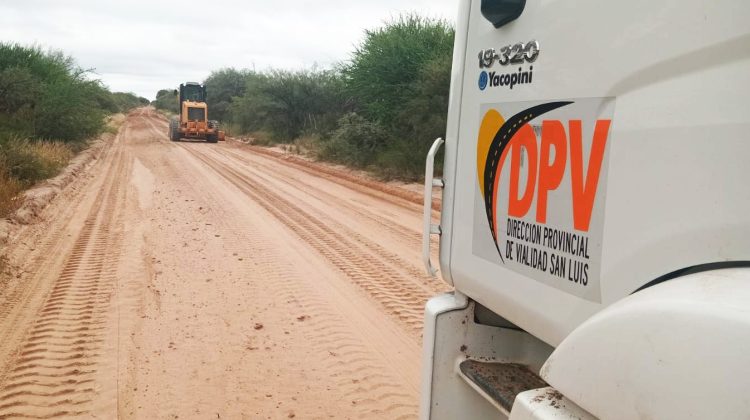 Reparan caminos no pavimentados en Junín, Ayacucho, Chacabuco, Pringles, Belgrano y Pedernera