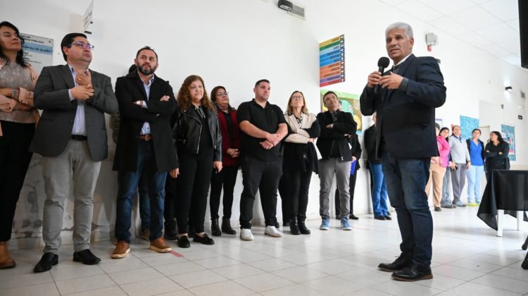 Poggi firmó el contrato para iniciar la segunda etapa de refacción del Hospital de Quines