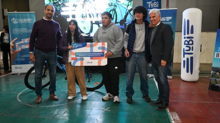 En el ‘Año de la Educación’, el Gobernador entregó el BEI y distinguió a directivas en Quines