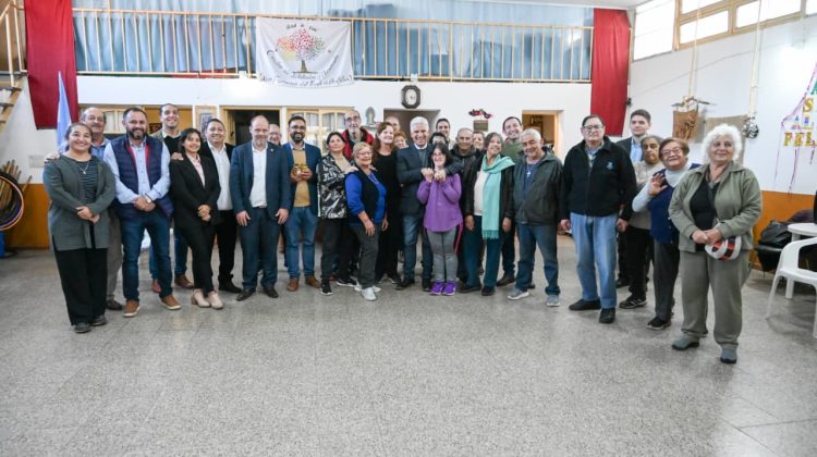 El Centro de Jubilados ‘Árbol de Vida’ recibió la visita del Gobernador