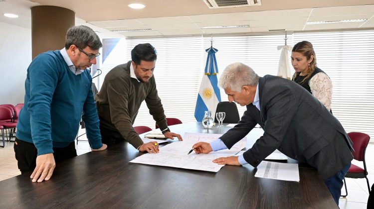 Poggi rubricó cuatro decretos para impulsar más obras públicas viales