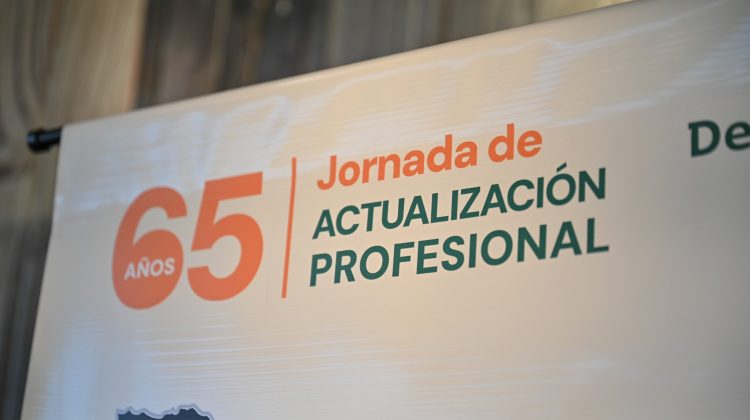 Poggi asistió a la apertura de la Jornada de Actualización del Colegio de Agrimensura