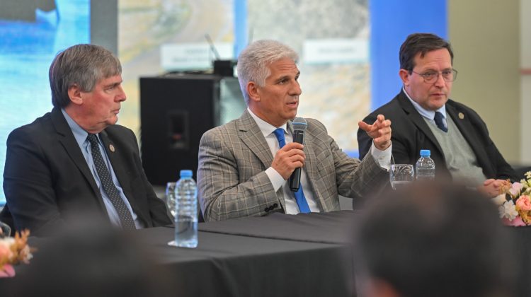 Poggi asistió a la apertura de la Jornada de Actualización del Colegio de Agrimensura