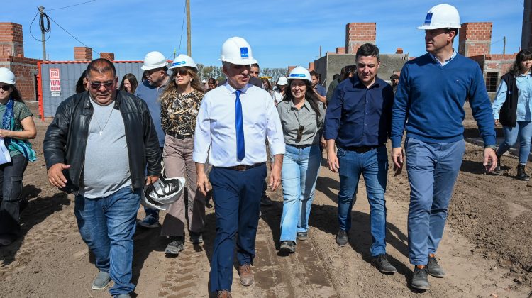 Poggi visitó la obra de las casi 300 viviendas que se construyen en Villa Mercedes
