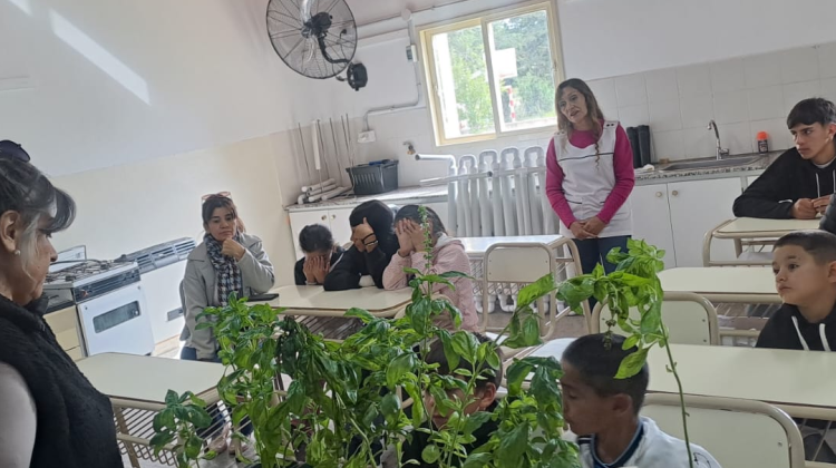 Refuerzan las huertas escolares con jornadas en Las Aguadas y Tala Verde