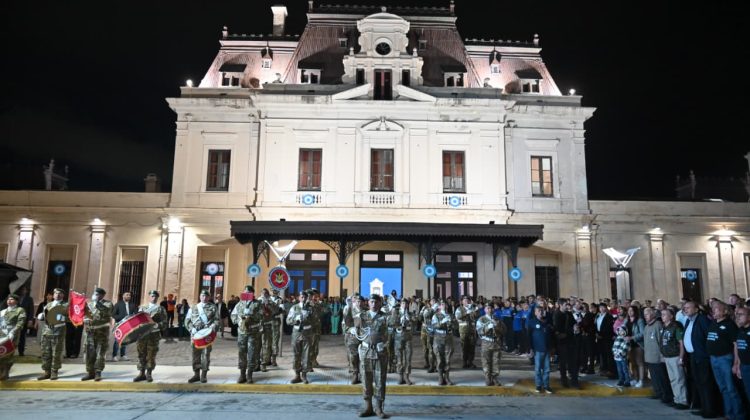 Memoria y homenaje: la comunidad puntana acompañó a los veteranos en la vigilia por Malvinas