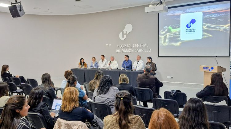 El Hospital Central celebra a los enfermeros en su día con una jornada doble