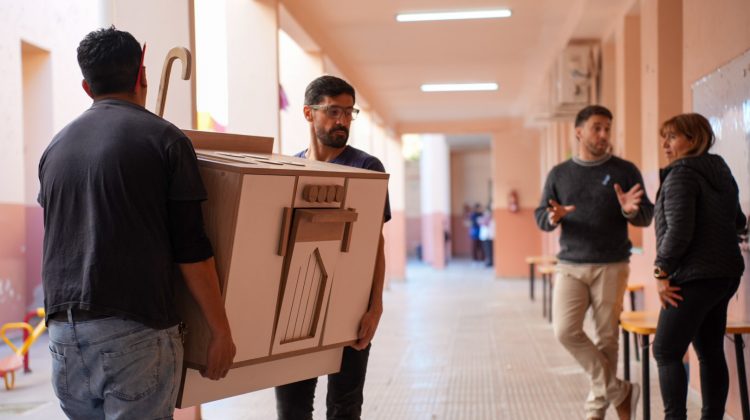 Alumnos fabricaron una cocina interactiva y juegos Montessori para la Escuela N°33 ‘Vicente Dupuy’