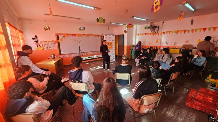 Con charlas y asistencia técnica, la Escuela Puertas del Sol puso primera en “Sueños de Radio”