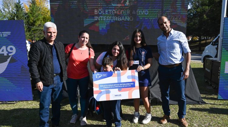 Poggi entregó el Boleto Educativo Interurbano a estudiantes y docentes de Juana Koslay