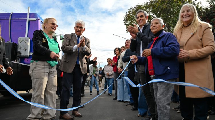 Poggi acompañó a los vecinos del barrio Portal de la Aguada en el estreno de nuevo pavimento