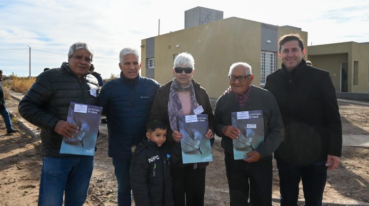 Seguridad jurídica para cuatro familias de La Toma: Poggi les dio las escrituras