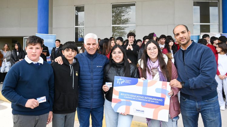 El Gobernador entregó tarjetas del Boleto Educativo Interurbano (BEI) en La Toma