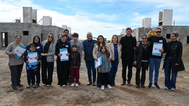El Gobernador acompañó a diez familias de Naschel a conocer sus futuras casas