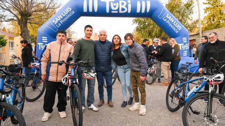 Los estudiantes de Saladillo estrenaron sus TuBi junto con el Gobernador
