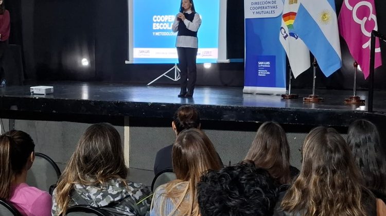 Unos 380 docentes ya completaron el trayecto complementario en cooperativismo escolar
