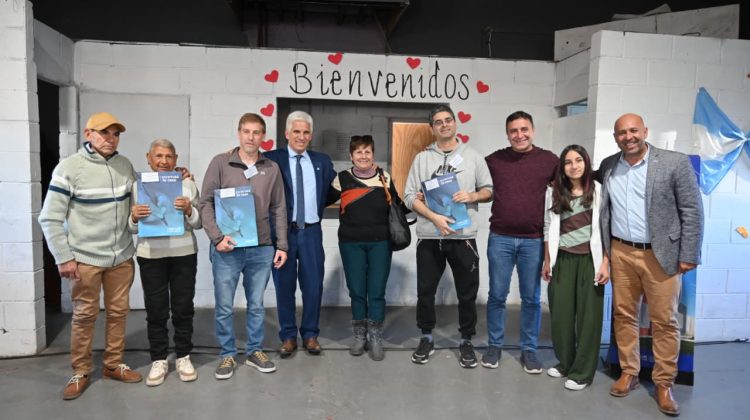 El Gobernador entregó escrituras a familias de La Punta