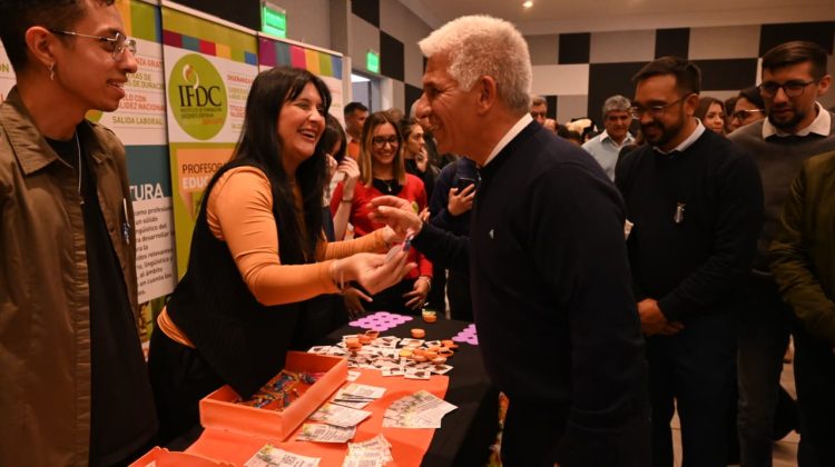 Poggi recorrió la Expo Educativa en Merlo y conversó animadamente con los estudiantes