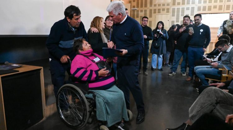 Poggi entregó escrituras y decretos de readjudicación a familias del Valle del Conlara