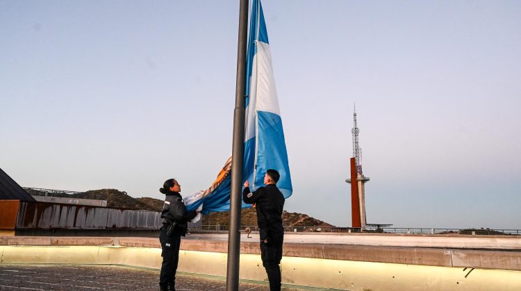 Con el izamiento del Pabellón Nacional, iniciaron las celebraciones del 25 de Mayo