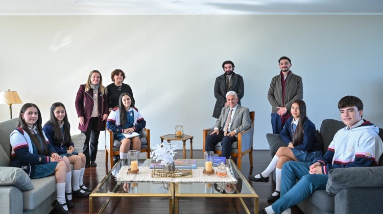 Alumnos del Instituto Aleluya invitaron a Poggi al tradicional fogón de San Pedro y San Pablo