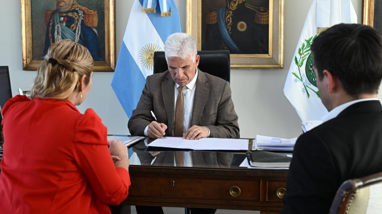 Poggi firmó el decreto del llamado a concurso para cargos en el CETAAP