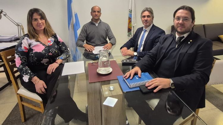 Firmaron el contrato para instalar dos cajeros automáticos en la terminal de La Toma