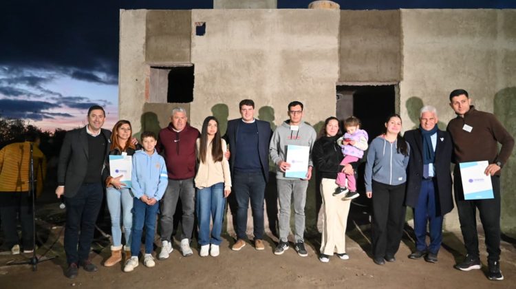 Poggi compartió la emoción de los vecinos Villa Larca, que el 6 de noviembre recibirán su casa