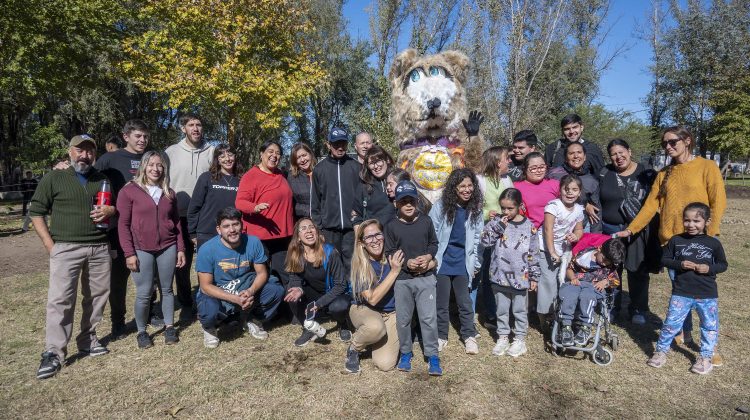 Los chicos del Centro de Equinoterapia de La Pedrera visitaron el Refugio de Contención Animal