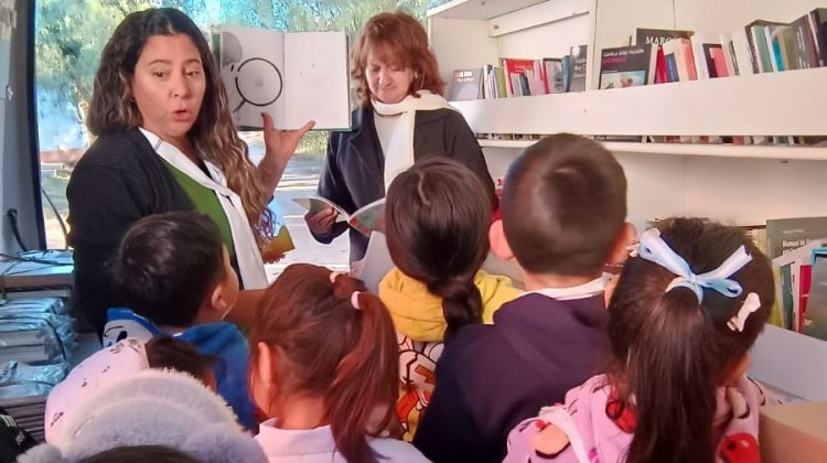 A pesar del frío, la lectura encendió la jornada en La Florida con la llegada de la Bibliomóvil