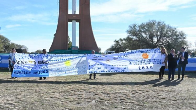 Cuatro escuelas rurales crearon una bandera que refleja el orgullo por sus raíces