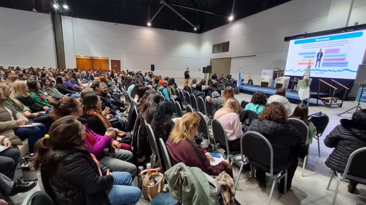 Más de 800 docentes participaron de una jornada sobre gestión emocional y autocuidado 