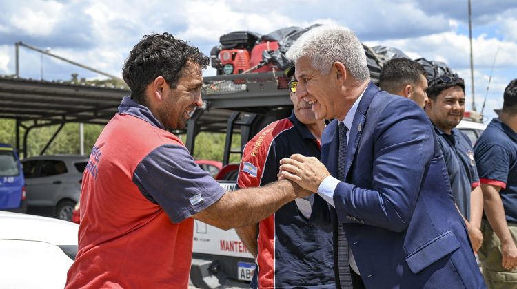 El Gobernador saludó a los bomberos voluntarios en su día