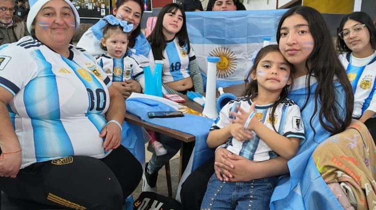 Más de 200 personas vibraron con el debut de la Selección Argentina