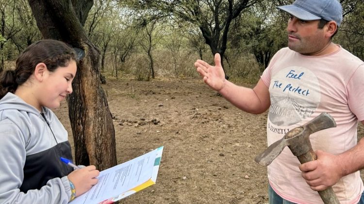 Alumnos de una escuela rural rescatan y estudian abejas nativas