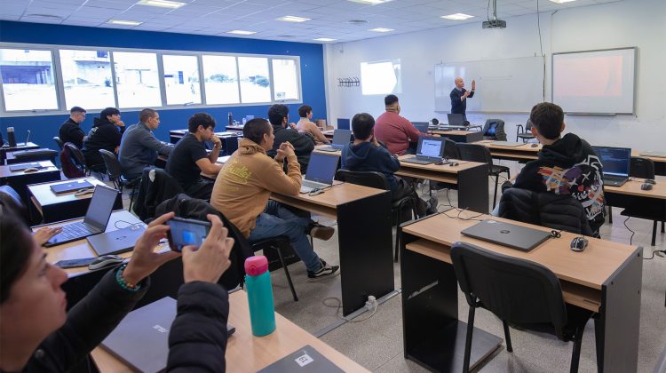 Alumnos de la carrera Desarrollador de Software compartieron su primera clase presencial