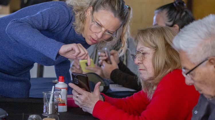 Los adultos mayores crean comunidad y aprenden sobre el uso de dispositivos tecnológicos