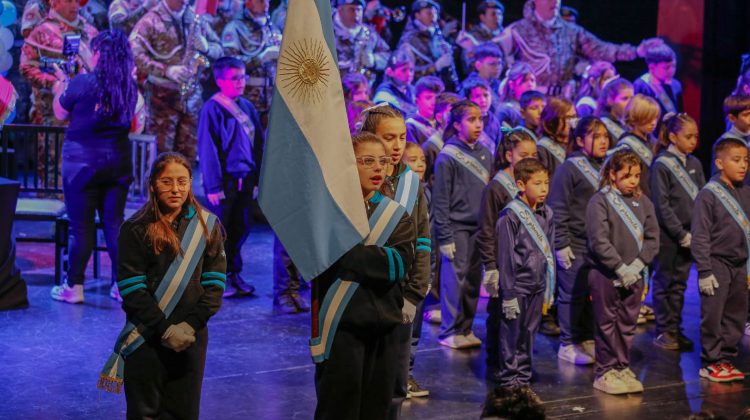 En un emotivo acto, estudiantes de la EPD N°1 ‘Albert Einstein’ realizaron la promesa a la Bandera