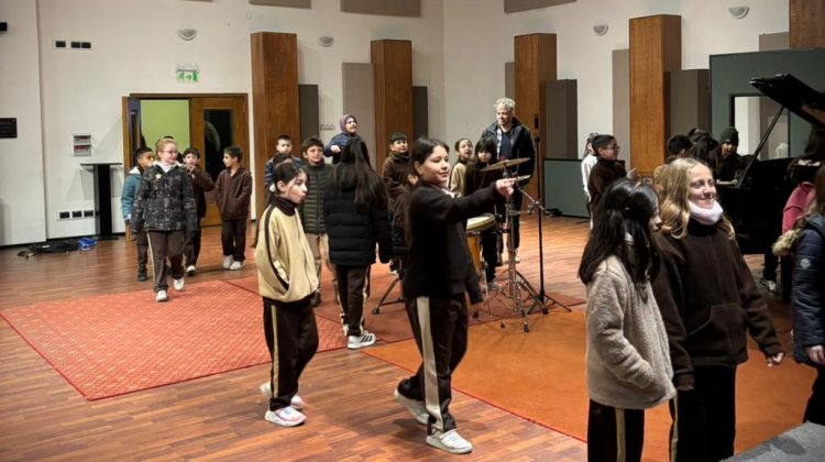 La Casa de la Música recibió al Instituto San Buenaventura en una visita guiada por sus estudios